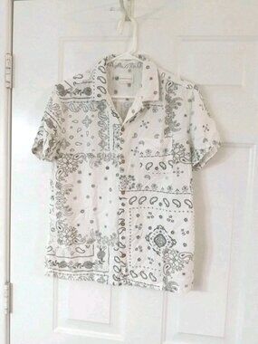Aeropostale White Paisley Bandana Men's Medium Button-Up Short Sleeve Shirt